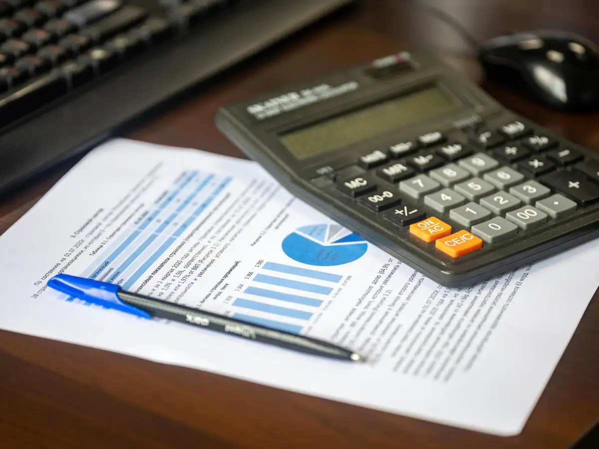 Hesap makinesi, kalem ve finansal rapor